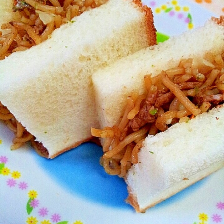 ✿残った焼きそばでピリ辛なサンドイッチ❤